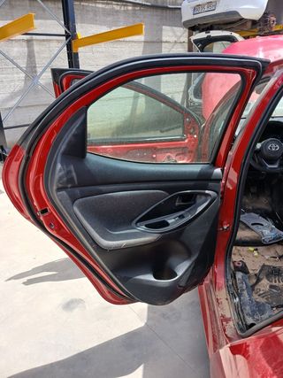 PUERTA TRASERA IZQUIERDA TOYOTA YARIS (XP21)