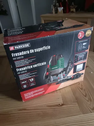 Fresadora Parkside con accesorios.