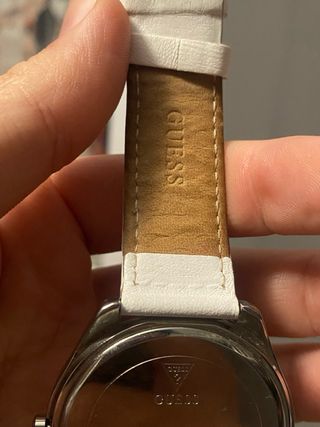 Reloj Guess elegante Blanco y Plateado