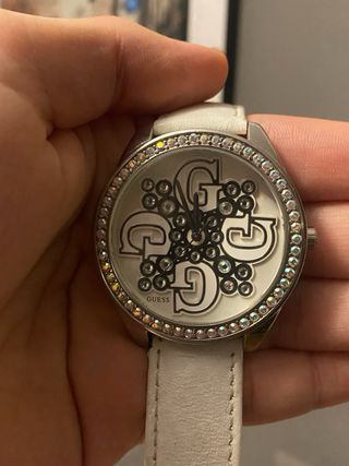 Reloj Guess elegante Blanco y Plateado