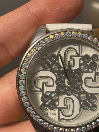 Reloj Guess elegante Blanco y Plateado