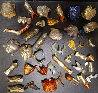 Lotti di parti di Saint Seiya dei Cavalieri dello Zodiaco Bandai