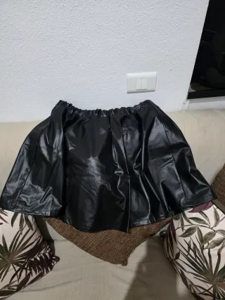 Falda negra efecto piel