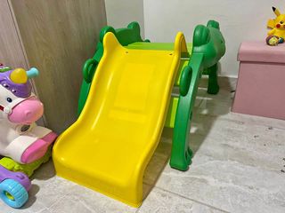Tobogán infantil amarillo y verde