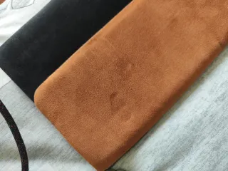 Bolso sobre, ante, marrón y negro, cadena metálica