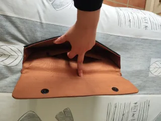 Bolso sobre, ante, marrón y negro, cadena metálica