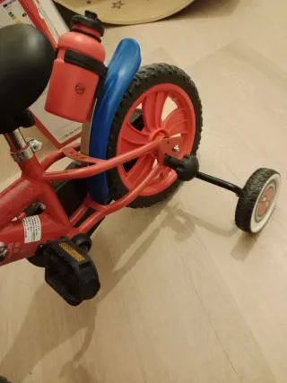 Bicicleta infantil roja y azul