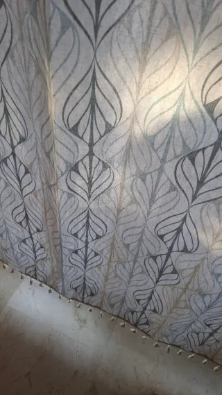 Cortina de tela beige y verde