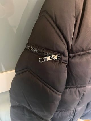 Abrigo negro acolchado