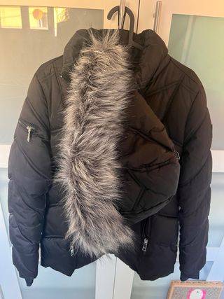 Abrigo negro acolchado