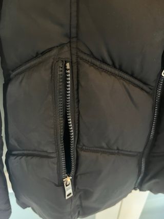 Abrigo negro acolchado