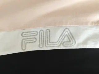 Sudadera Fila tricolor; rosa, negra y blanca.