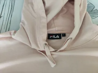 Sudadera Fila tricolor; rosa, negra y blanca.