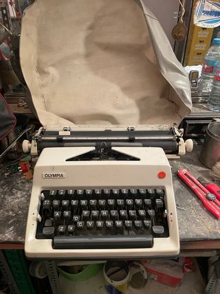 Máquina de escribir Olympia blanca