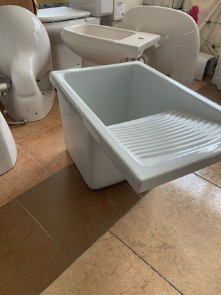 Pila de lavar blanca