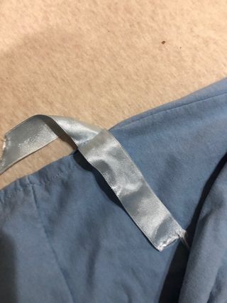 Sudadera azul con cordones y puños