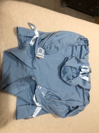 Sudadera azul con cordones y puños