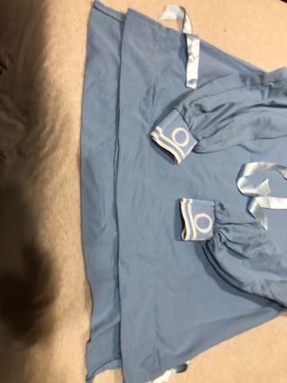 Sudadera azul con cordones y puños