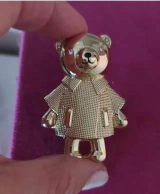 Broche Osito Dorado con Gabardina