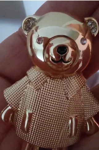 Broche Osito Dorado con Gabardina