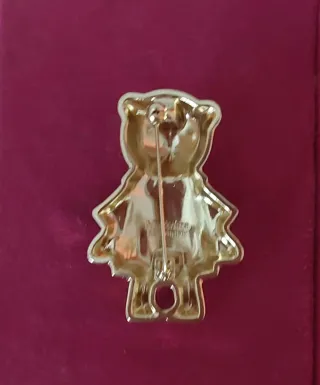 Broche Osito Dorado con Gabardina
