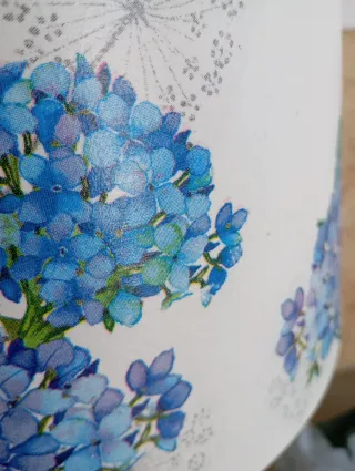 Lampada da tavolo decorata con fiori