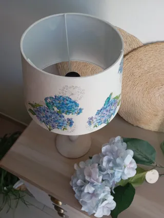 Lampada da tavolo decorata con fiori