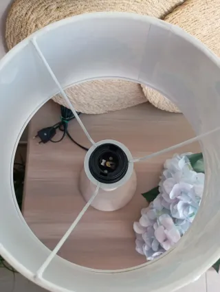 Lampada da tavolo decorata con fiori