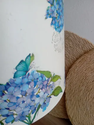 Lampada da tavolo decorata con fiori