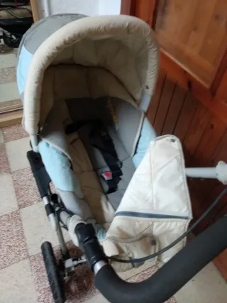 Cochecito de bebé gris y azul