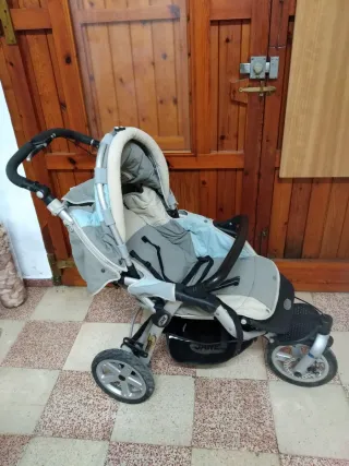 Cochecito de bebé gris y azul