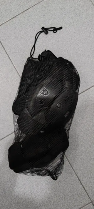 Patines en línea negros y protecciones 42