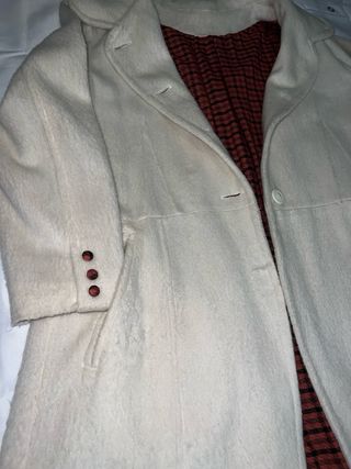 Abrigo beige con forro de cuadros