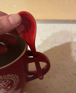 Tazza rossa con cuore shabby e cucchiaino