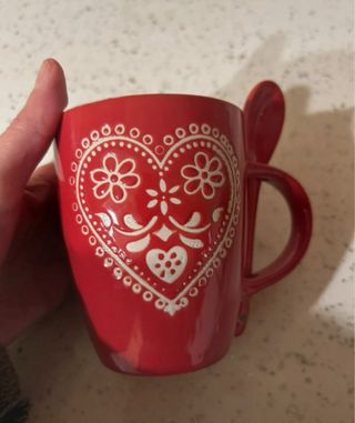 Tazza rossa con cuore shabby e cucchiaino