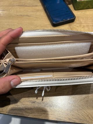 Billetera Guess Beige y Blanca