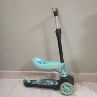 Patinete infantil, ruedas con luces y asientos.