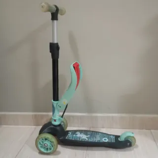 Patinete infantil, ruedas con luces y asientos.