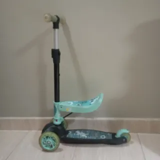 Patinete infantil, ruedas con luces y asientos.