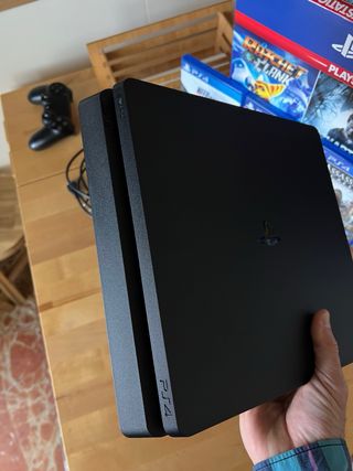 PS4 Slim 1TB Nera + 4 Giochi