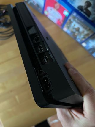 PS4 Slim 1TB Nera + 4 Giochi