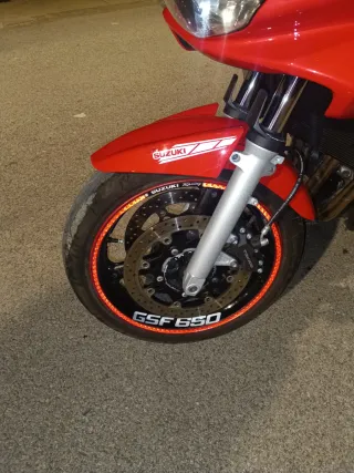 Suzuki GSF 650 Bandit Roja