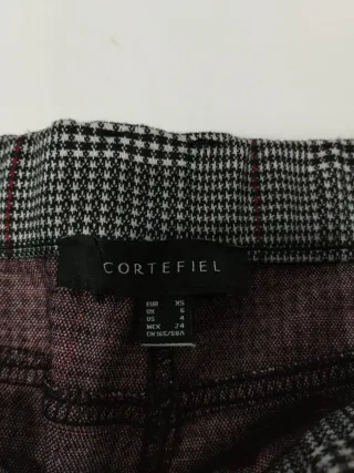 Pantalón de cuadros gris y rojo