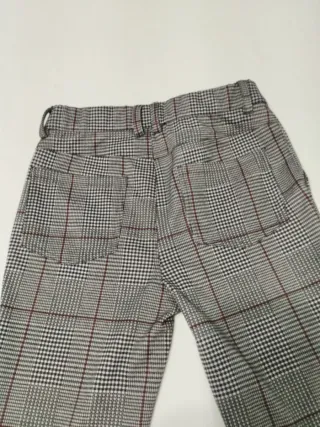 Pantalón de cuadros gris y rojo