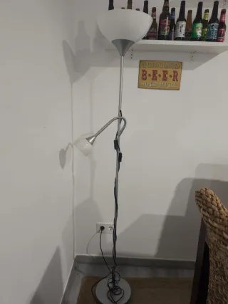 Lampada da terra grigia e bianca