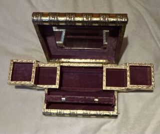 Joyero dorado con relieve