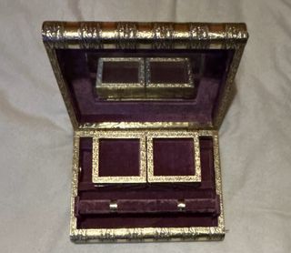 Joyero dorado con relieve