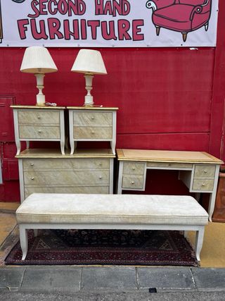 Escritorio, cómoda,mesitas de noche,banco de tela