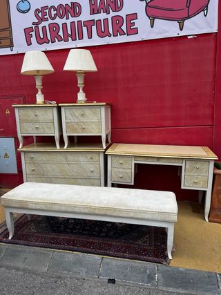 Escritorio, cómoda,mesitas de noche,banco de tela