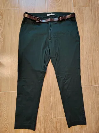 Pantalón de vestir con cinturón.